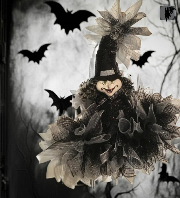 Greet your favorite ghouls and goblins this Halloween with our whimsical 