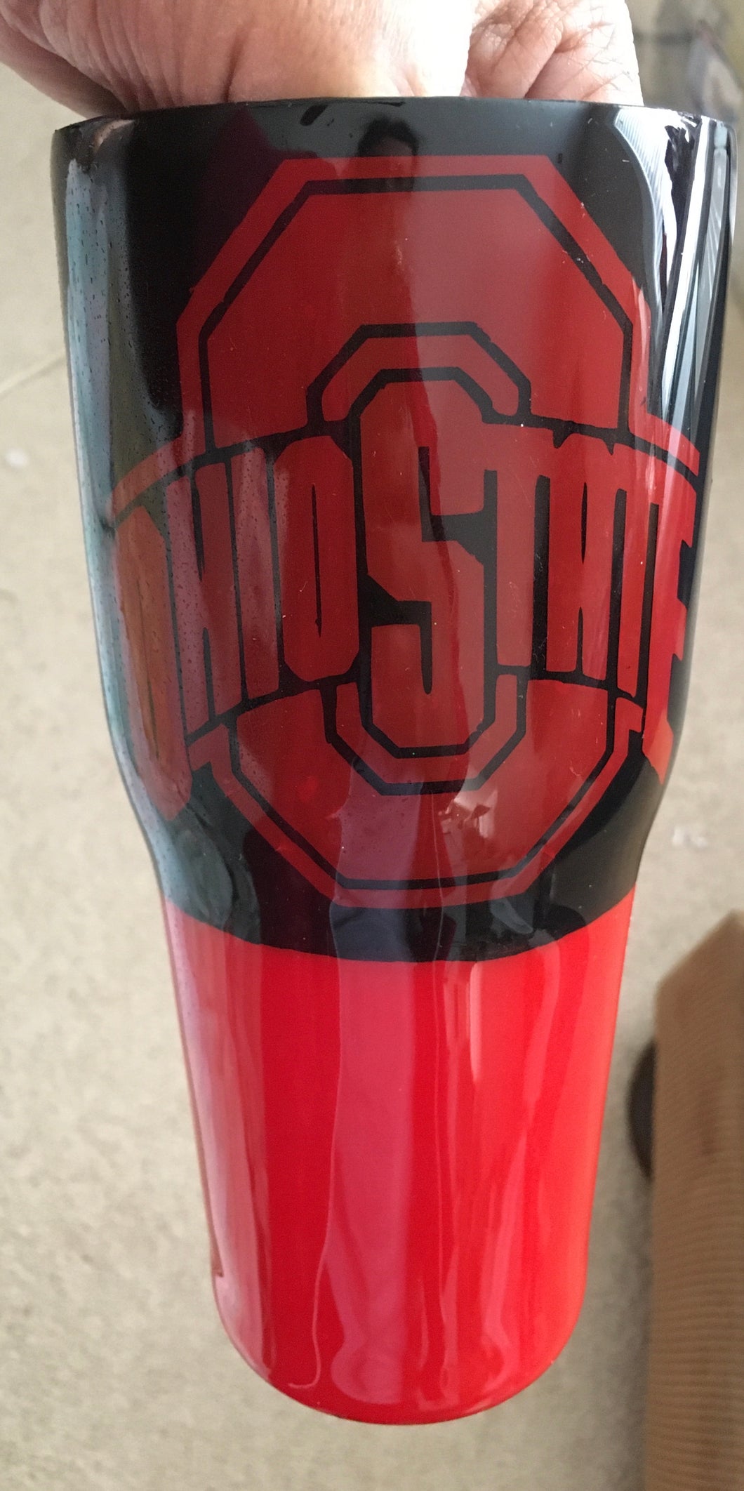 Hey there, Ohio State super-fans! 🌟 🏈 Our 30-ounce stainless steel cup is the ultimate tribute to all the devoted fan-dads out there! 🙌 🎉 It's like a canvas of Buckeye pride, jazzed up with personalized vinyl, paint, and FDA-approved epoxy artistry. 🎨✨ This cup comes with a trusty lid and magical powers to keep your drinks hot or cold for hours—game day just got an upgrade!